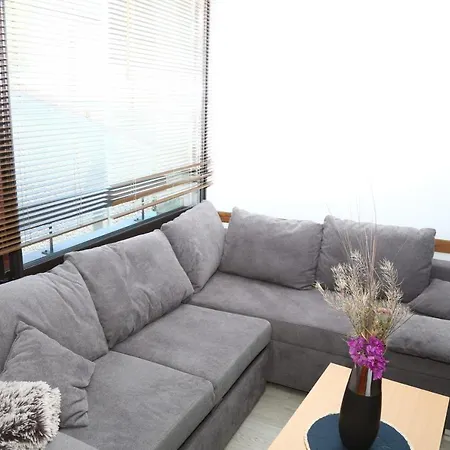 Beautiful Cocoon With Shared Pool In * 乐巴凯尔斯